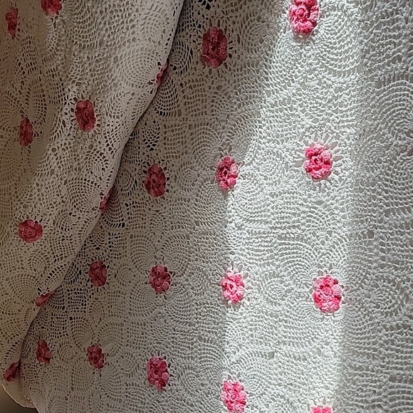 Crotchet Bedspread with Flower Detail. Brand New. Never Used - Picture 3 of 6